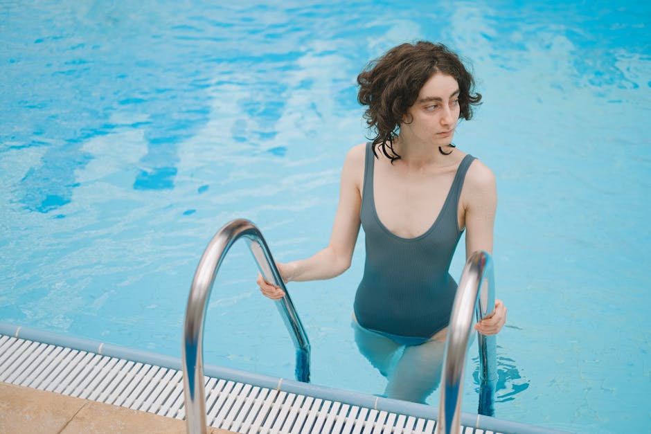 Femme élégante en maillot de bain au bord d'une piscine — style mature et confiant