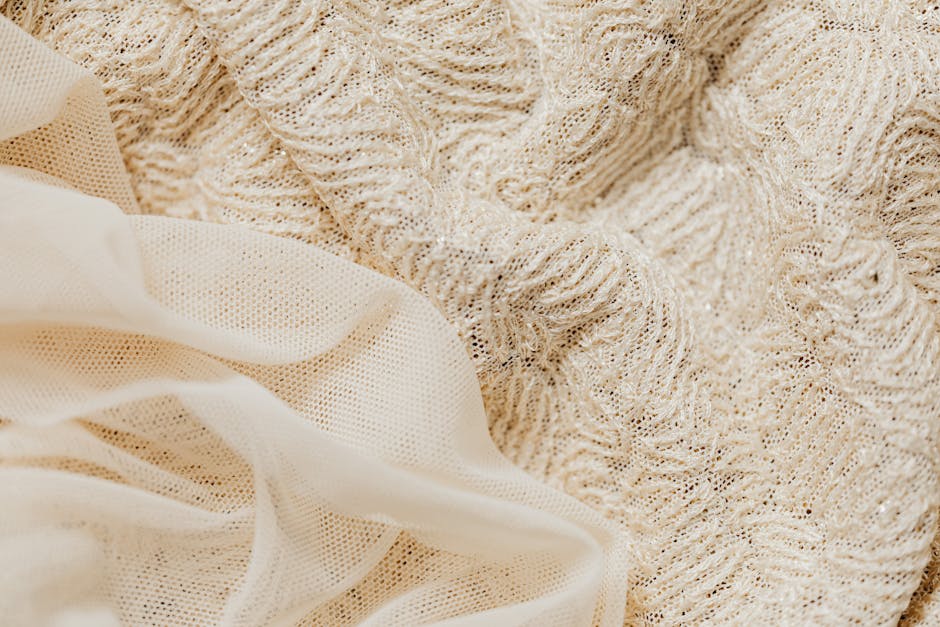 Détail texturé d'un tissu brodé crème — relief artisanal