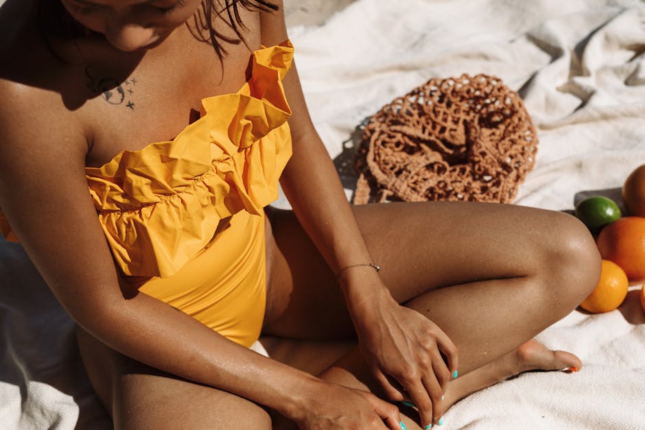 Femme se relaxant au soleil avec un bronzage uniforme