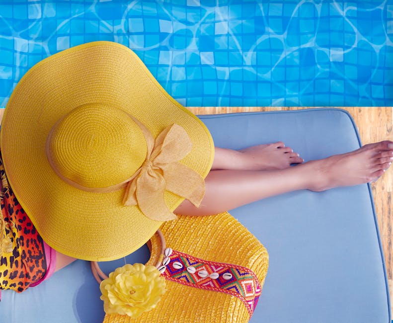 Femme prenant le soleil au bord de la piscine — bronzage estival