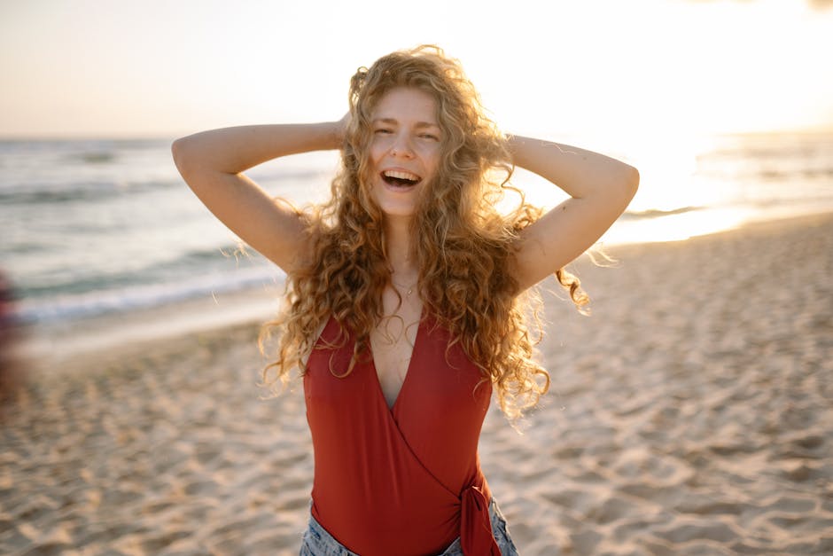 Femme rayonnante sur la plage en maillot de bain — body positive