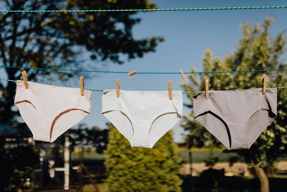 Maillots qui sèchent à l'extérieur sur une corde à linge
