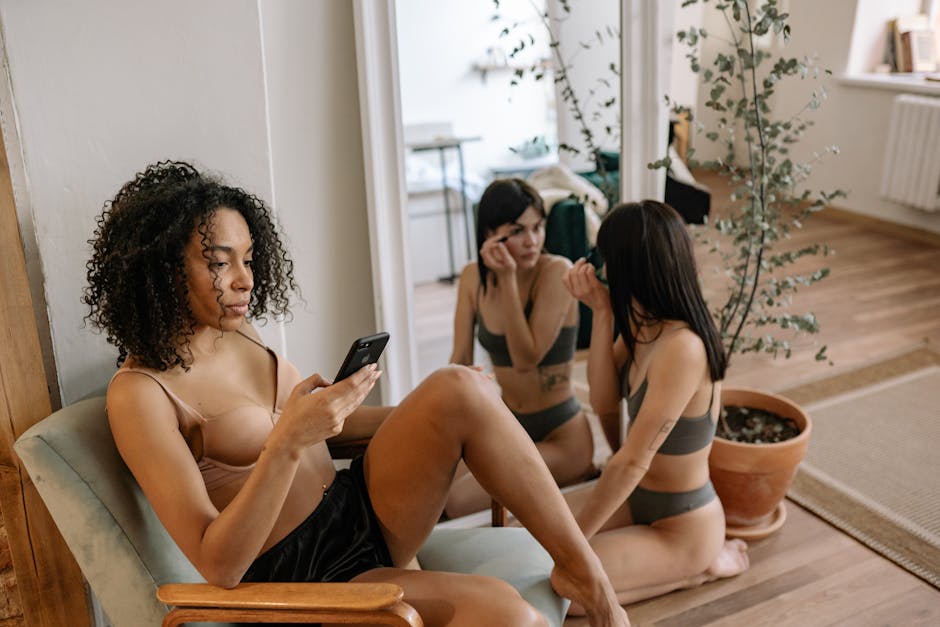 Femme regardant son reflet dans un miroir avec un bikini