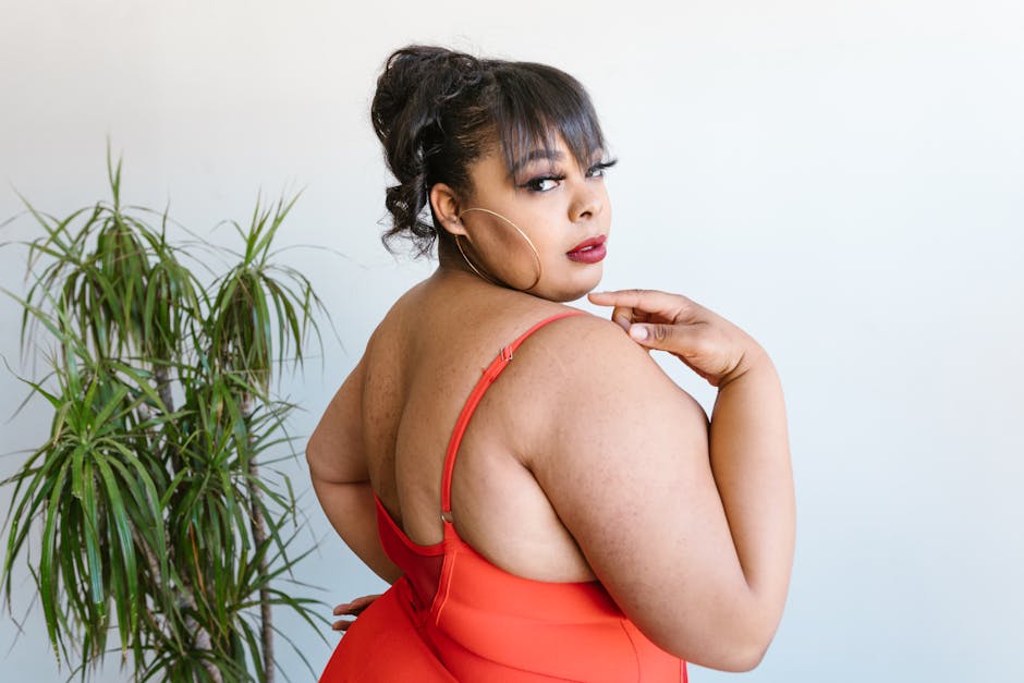 Femme ronde souriante en maillot de bain coloré, exprimant la confiance