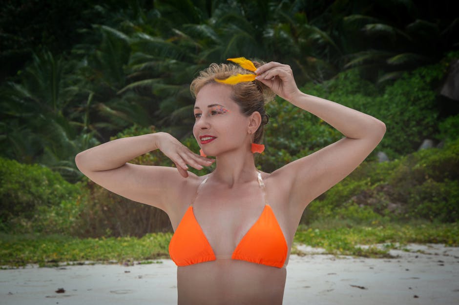 Bikini orange terracotta sur fond de plage méditerranéenne — tendance été 2026