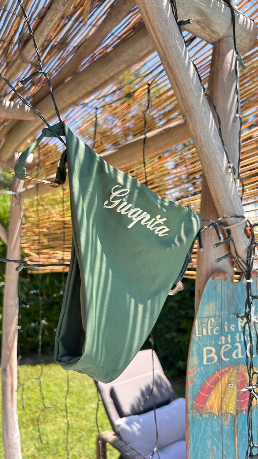 Maillots Les Petits Maillots « Guapita » suspendus au soleil